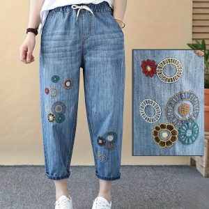 波西米亞風格刺繡女士優雅剪裁牛仔褲，復古淺藍水洗牛仔布，經典休閒時尚七分褲帶口袋