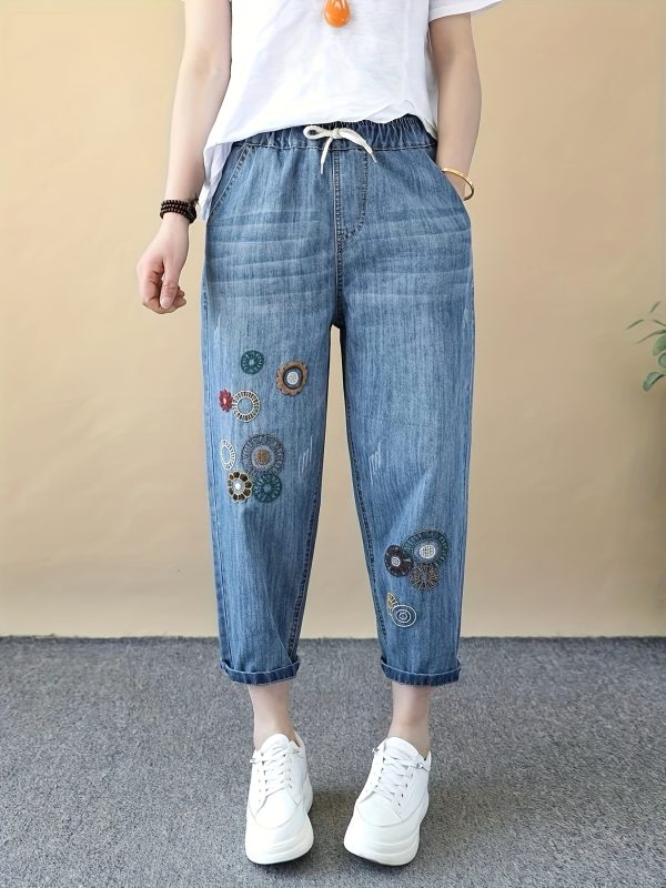 波西米亞風格刺繡女士優雅剪裁牛仔褲，復古淺藍水洗牛仔布，經典休閒時尚七分褲帶口袋