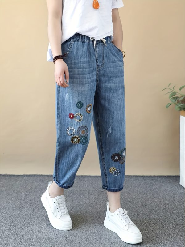 波西米亞風格刺繡女士優雅剪裁牛仔褲，復古淺藍水洗牛仔布，經典休閒時尚七分褲帶口袋