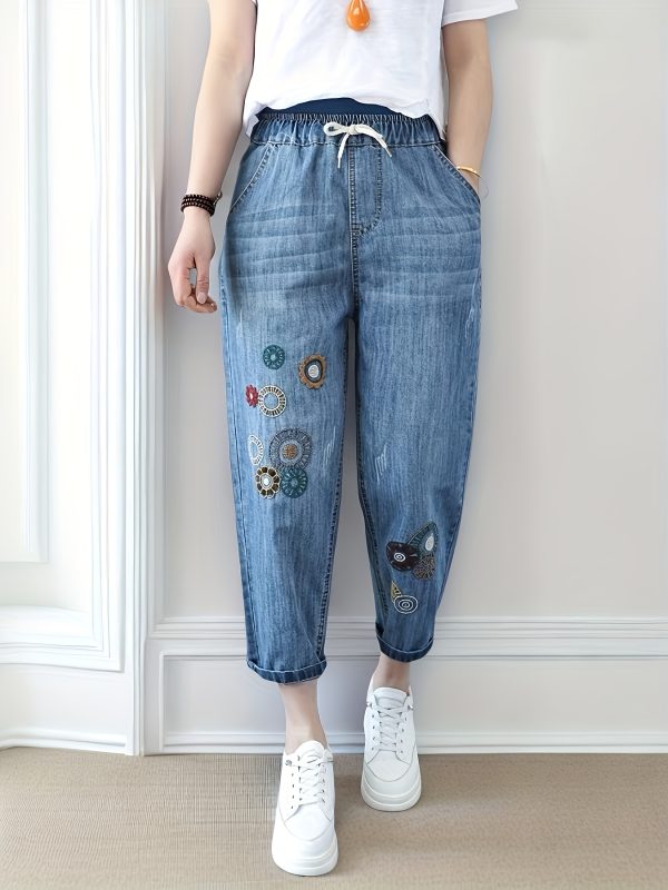 波西米亞風格刺繡女士優雅剪裁牛仔褲，復古淺藍水洗牛仔布，經典休閒時尚七分褲帶口袋