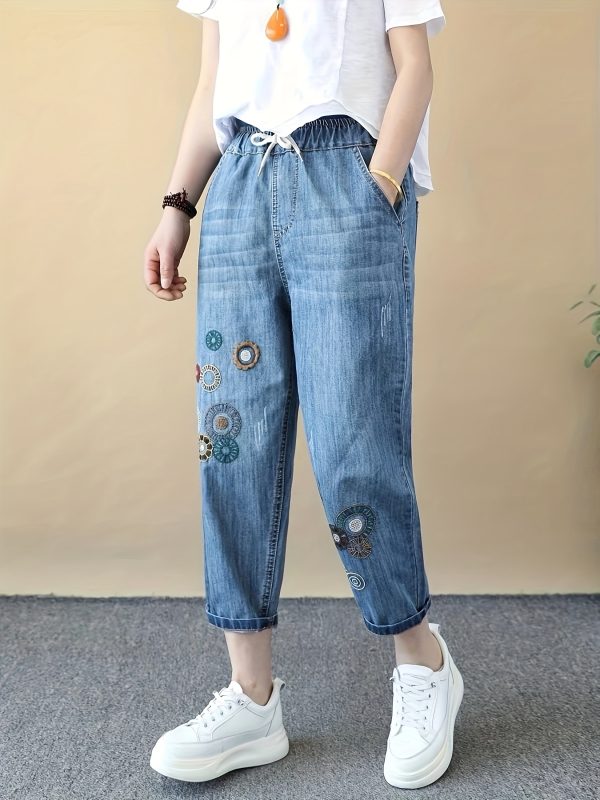 波西米亞風格刺繡女士優雅剪裁牛仔褲，復古淺藍水洗牛仔布，經典休閒時尚七分褲帶口袋