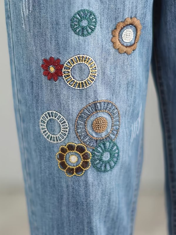 波西米亞風格刺繡女士優雅剪裁牛仔褲，復古淺藍水洗牛仔布，經典休閒時尚七分褲帶口袋