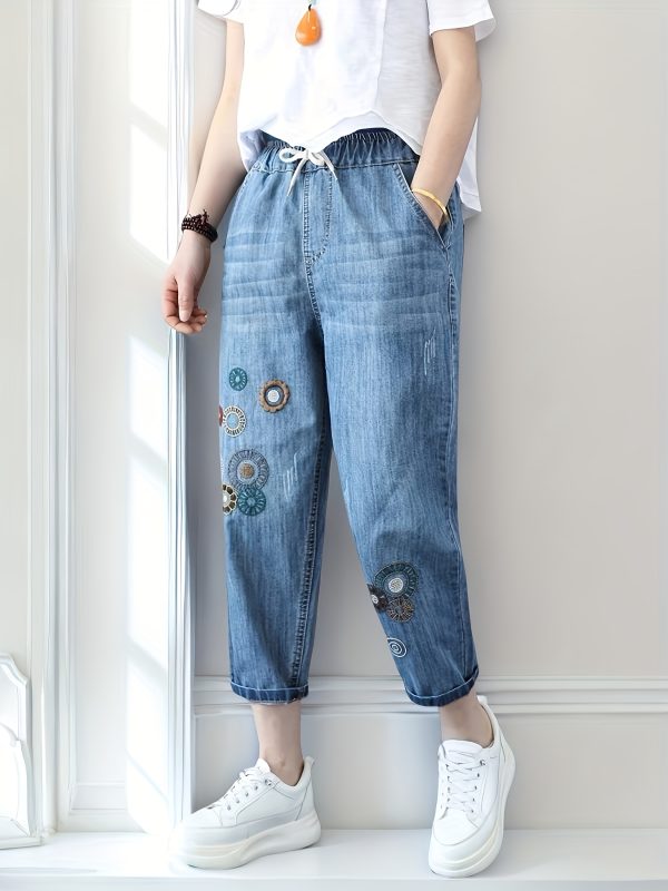 波西米亞風格刺繡女士優雅剪裁牛仔褲，復古淺藍水洗牛仔布，經典休閒時尚七分褲帶口袋