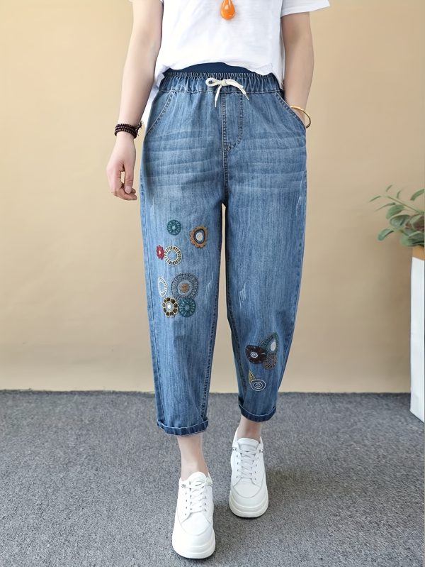 波西米亞風格刺繡女士優雅剪裁牛仔褲，復古淺藍水洗牛仔布，經典休閒時尚七分褲帶口袋