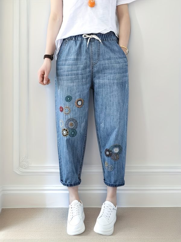 波西米亞風格刺繡女士優雅剪裁牛仔褲，復古淺藍水洗牛仔布，經典休閒時尚七分褲帶口袋