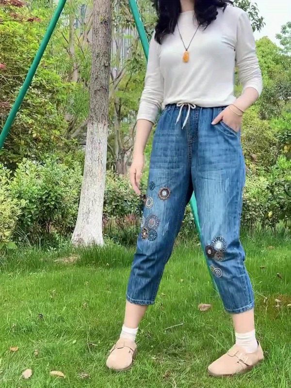 波西米亞風格刺繡女士優雅剪裁牛仔褲，復古淺藍水洗牛仔布，經典休閒時尚七分褲帶口袋