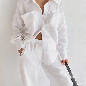 歐洲和美國女士新款長袖卷領衫套裝，長袖卷領衫和褲子套裝，純色設計時尚趨勢口袋風格多樣化和休閒