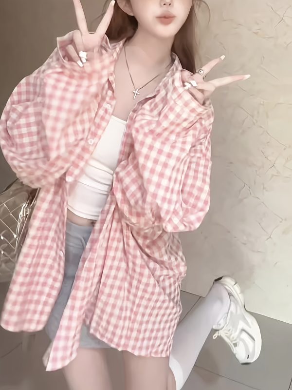 大碼女士休閒長袖格子襯衫 粉白色方格紐扣上衣，100%聚酯纖維，全季可機洗帶領口袖設計