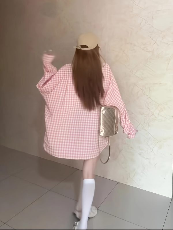 大碼女士休閒長袖格子襯衫 粉白色方格紐扣上衣，100%聚酯纖維，全季可機洗帶領口袖設計