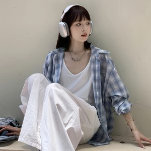 大碼女士休閒長袖襯衫 藍白格紋紐扣上衣，四季通用不透視經典領口機洗襯衫