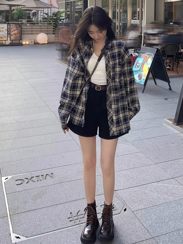 大碼女士休閒長袖襯衫 藍白格紋紐扣上衣，四季通用機洗不透視經典領口設計，百搭單品，寬鬆版型，便捷護理面料，辦公裝扮必備耐穿材質