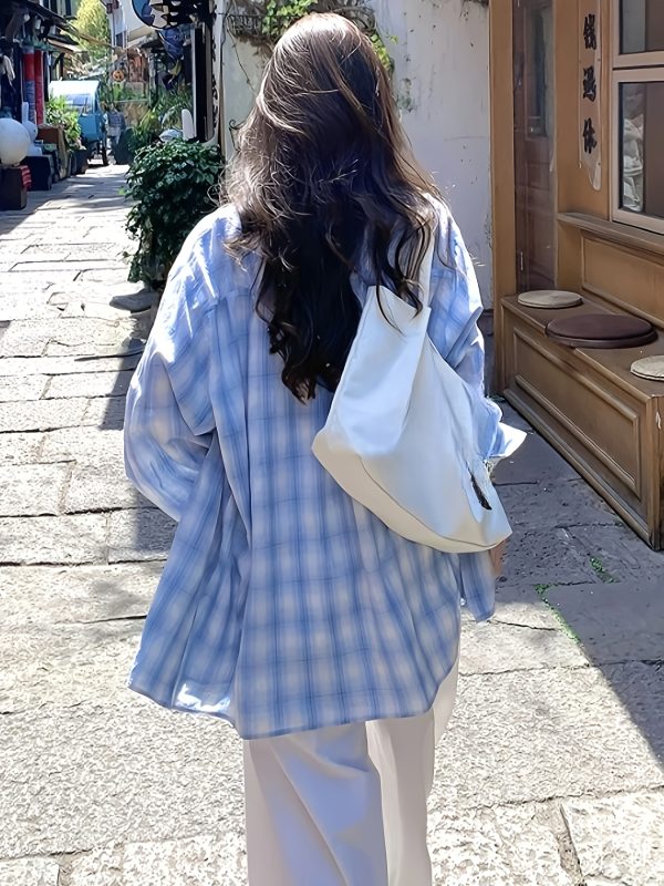 大碼女士休閒長袖襯衫 藍白格紋紐扣上衣，四季通用不透視經典領口機洗襯衫